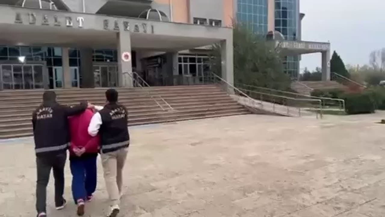 77 Yıl Hapis Cezasıyla Aranan Dolandırıcı, Kurye Kılığındaki Polisle Yakalandı