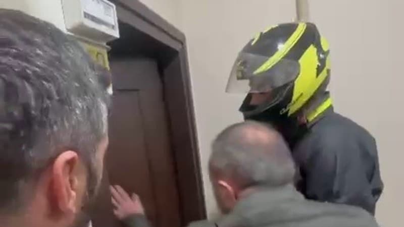 77 Yıl Hapis Cezasıyla Aranan Dolandırıcı, Kurye Kılığındaki Polisle Yakalandı