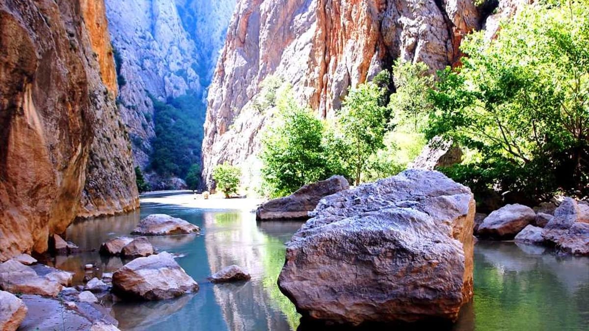 Aydıncık: Kanyonun Dibinde Kavun, Toprak Altında Taş