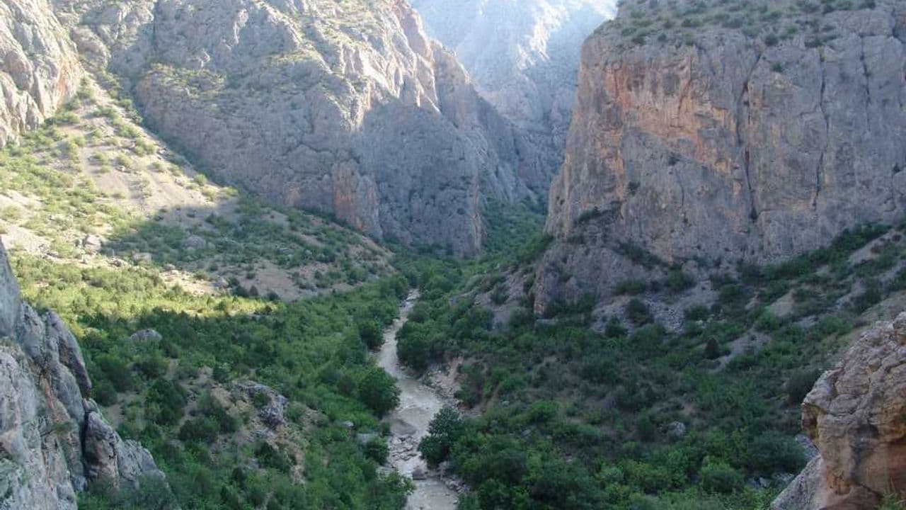 Aydıncık: Kanyonun Dibinde Kavun, Toprak Altında Taş