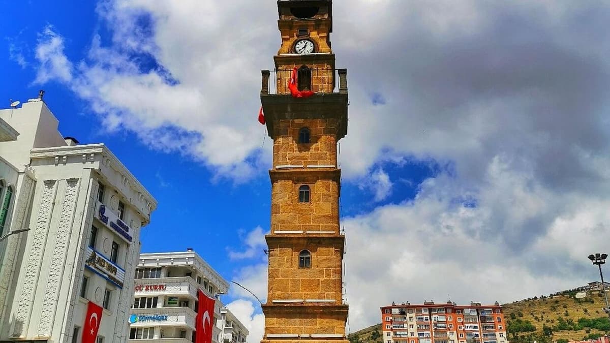 Yozgat Saat Kulesi: Cumhuriyet Meydanı'nın Sessiz Bekçisi