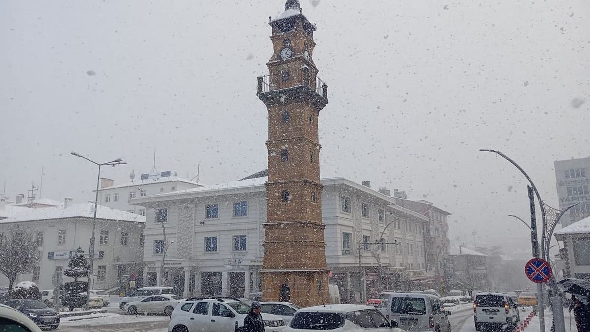 Yozgat Saat Kulesi: Cumhuriyet Meydanı'nın Sessiz Bekçisi